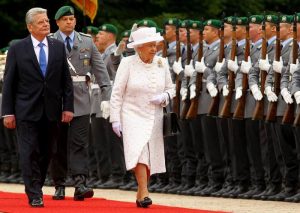 britanska-kraljica-elizabetha-ii-u-petoj-zvanicnoj-posjeti-berlinu1