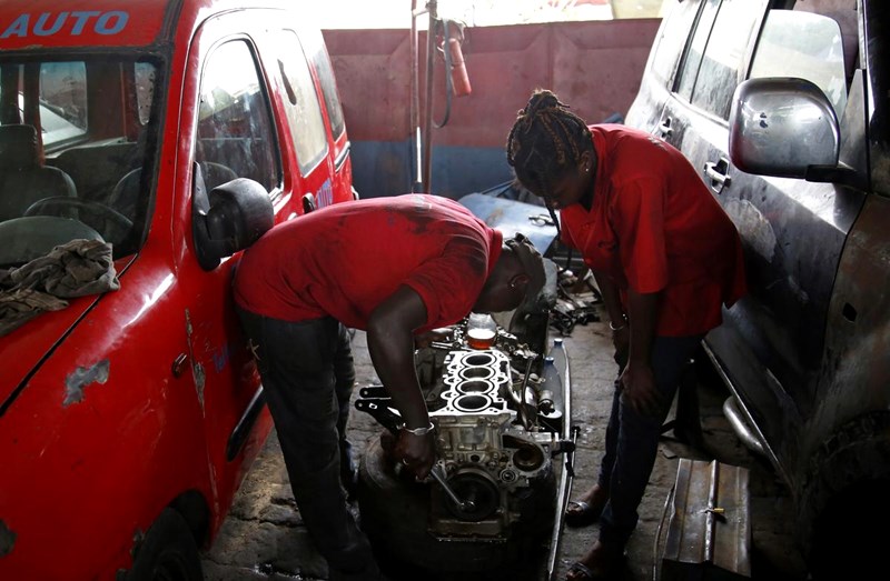 Žene Senegala sve češće u ulozi automehaničara008-20150816