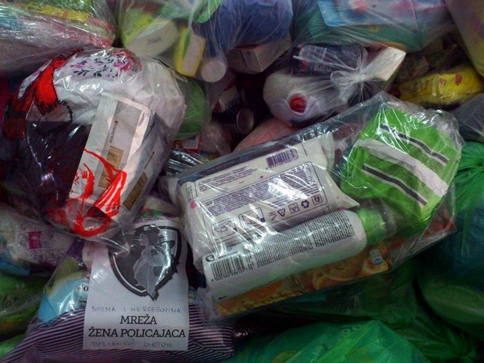 akcija-zena-zeni-tuzlaci-donirali-3-000-higijenskih-paketa-sirijskim-izbjeglicama2_2015_09_10