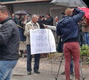 protesti-i-bosnjaci-i-srbi-traze-da-durakovic-ostane-nacelnik-srebrenice