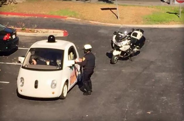 policija-zaustavila-googleov-samovozeci-automobil-nema-vozaca-nema-kazne