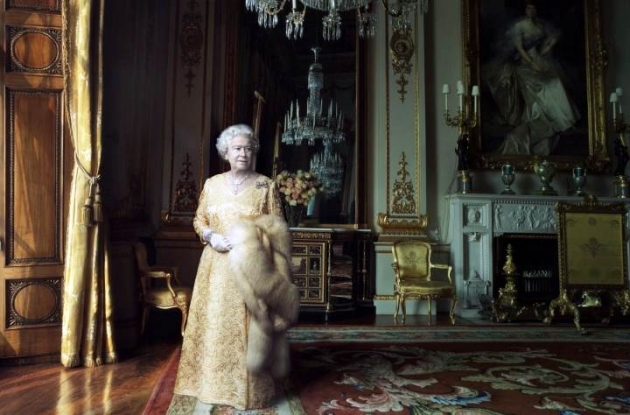 britanska-kraljica-elizabeta-ii-slavi-90-rodendan-fotografijom-s-unucicima-raznjezila-svijet001-20160421