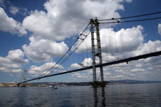 turska-postavljena-zadnja-ploca-na-mostu-osman-gazi-duzine-2-682-metra-koji-spaja-obale-zaljeva003-20160421