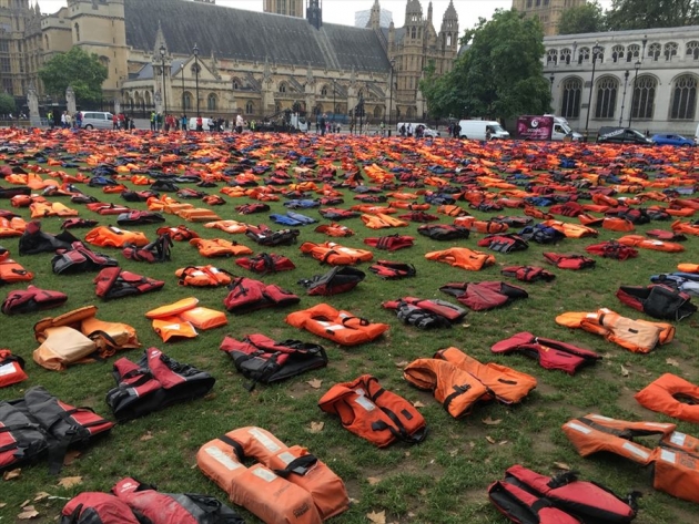 london-ispred-britanskog-parlamenta-postavljeno-2-500-prsluka-za-spasavanje001-20160919-jpg