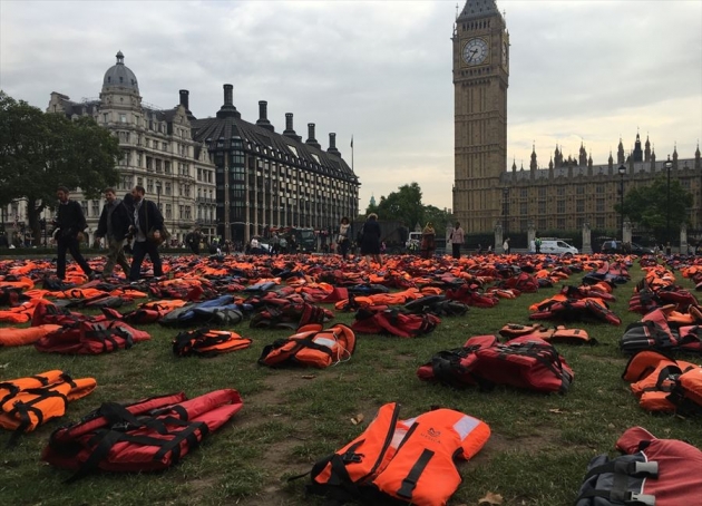 london-ispred-britanskog-parlamenta-postavljeno-2-500-prsluka-za-spasavanje003-20160919-jpg