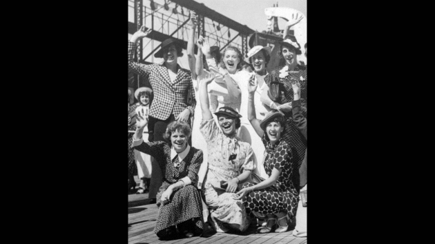 'Juli 15, 1936, Simone Schaller, dole desno na fotografiji'