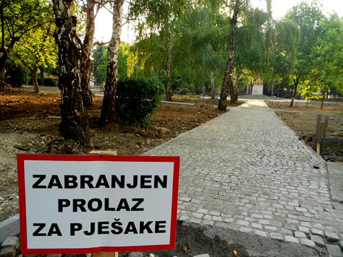 FOTO: Centralni gradski park polako dobija svoj novi izgled