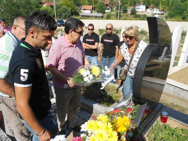 Rodbina, prijatelji, sportski radnici i navijači danas obišli mezar Mustafe Hukića