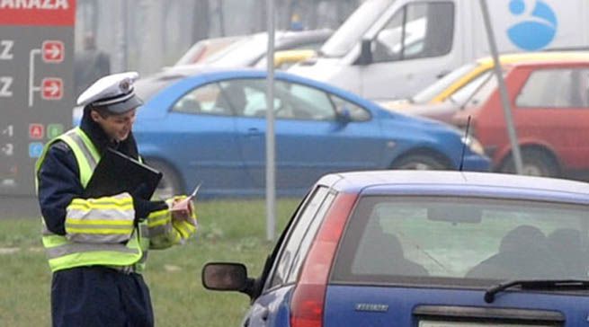 Policajac ih zaustavio, kada je shvatio da su bez novca dao im svojih 5KM!