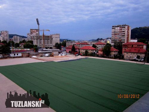 Tušanj: Počelo postavljanje vještačke trave na pomoćnom terenu (FOTO)