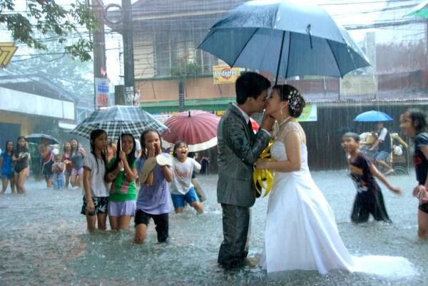 Vjenčanje tokom poplava, u vodi do koljena