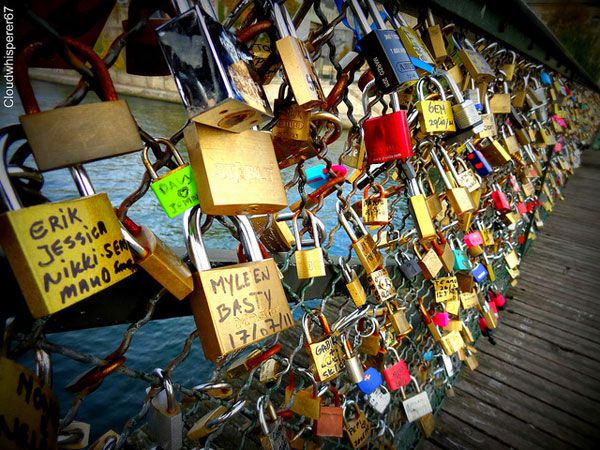 Holandski grad Venlo želi preuzeti katance sa pariskog mosta Pont Des Arts