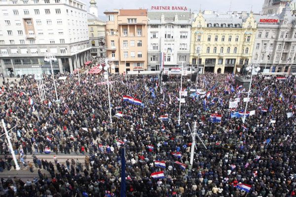 Hrvatska: 20.000 hiljada ljudi na protestu protiv ćirilice