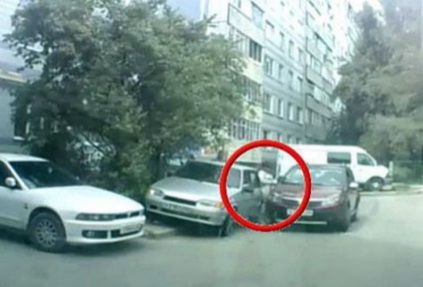 Najgore parkiranje u istoriji: Zgazila prijateljicu, udarila auto i pobjegla (VIDEO)