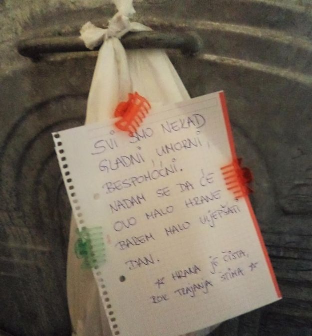Zagrebački studenti na kontejnerima ostavljali hranu i toplu poruku beskućnicima (POSTER)