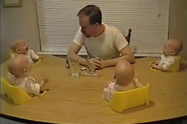 Pogledajte kako tata nasmijava četvorke koje sjede u stolu (VIDEO)