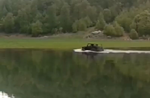 Bosanac sa Mercedesom G klase prošao kroz jezero al' bukvalno (VIDEO)