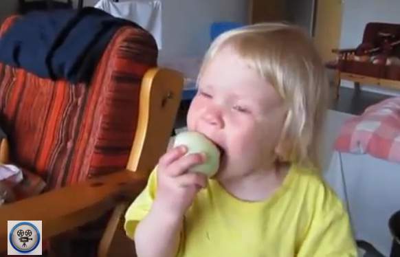 I mi smo zaplakali: Djevojčica jede luk kao jabuku! (VIDEO)