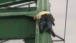 Neviđena scena u Beogradu: Pijan zaspao na luku Savskog mosta, 20 metara iznad rijeke (VIDEO)