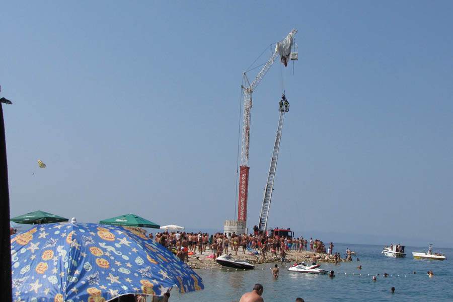 Makarska: Padobranom zapeli za dizalicu bungee jumpinga