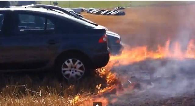 Htjeli zapaliti roštilj a zapalili 64 automobila (VIDEO)