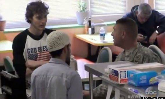 Pogledajte reakciju američkog vojnika na maltretiranje muslimana (VIDEO)