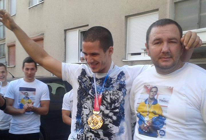 Baklja, aplauz i šampanjac: Ovako je dočekan šampion Igor Emkić (VIDEO)