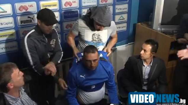 Navijači upali na pressicu: Sa trenera skinuli dres i istjerali ga napolje (VIDEO)