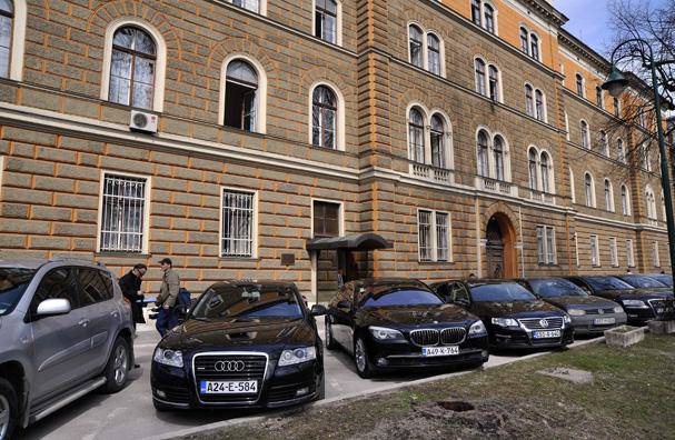 Korištenjem službenih automobila u taxi svrhe, BiH može zaposliti 18.000 ljudi u državnoj taxi službi