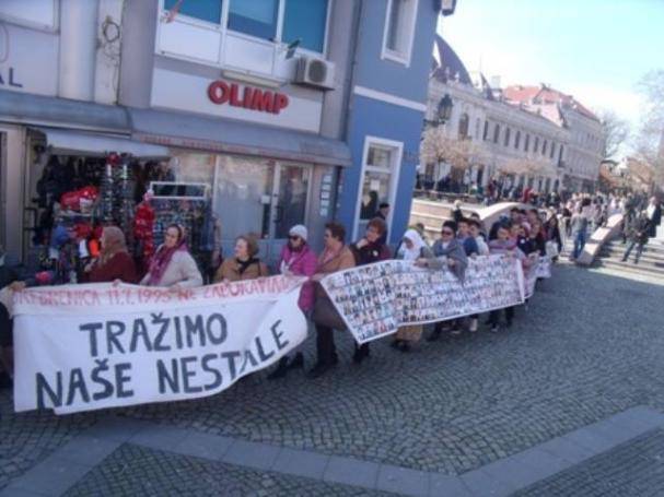 Tuzla: Danas mirno okupljanje "Žena Srebrenice"