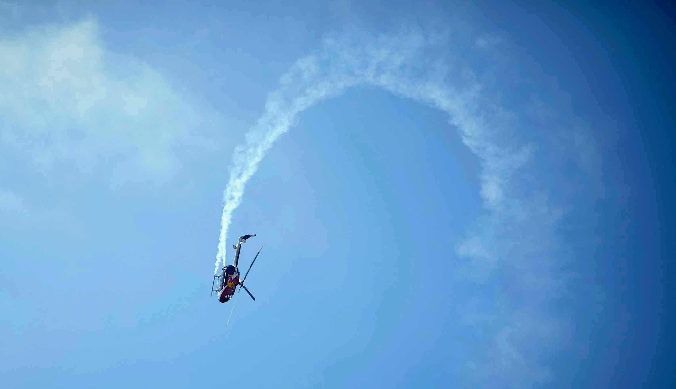 Pogledajte ove nesvakidašnje akrobacije helikopterom (VIDEO)