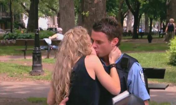 Policajci dobili poljubac u zamjenu za poništenje kazne (VIDEO)