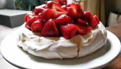 Pavlova torta: Brzinski recept za najpopularniji hrskavi desert (VIDEO)