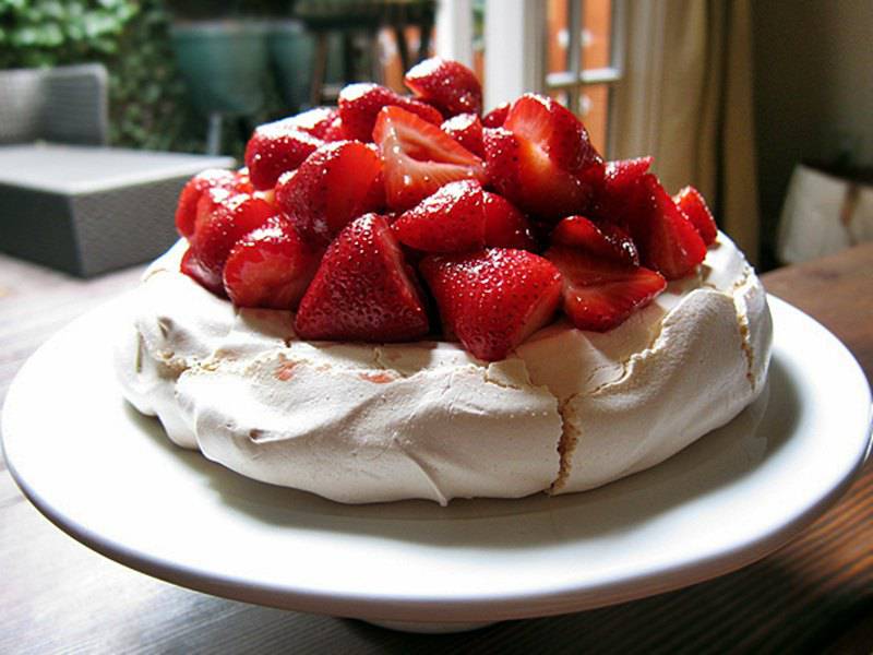 Pavlova torta: Brzinski recept za najpopularniji hrskavi desert (VIDEO)