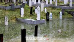 Tuzla: Dio mezarja Borić pod vodom, voda prodire u stambene objekte (FOTO)