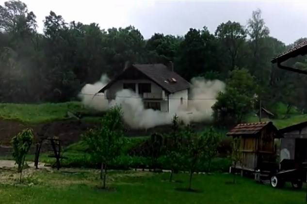 Hitna evakuacija stanovništva iz Crnog Blata: Klizište se pokrenulo i ugrozilo 90 kuća