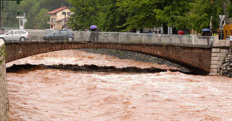 Sarajevo: Miljacka ''prijeti'' mostovima (VIDEO)