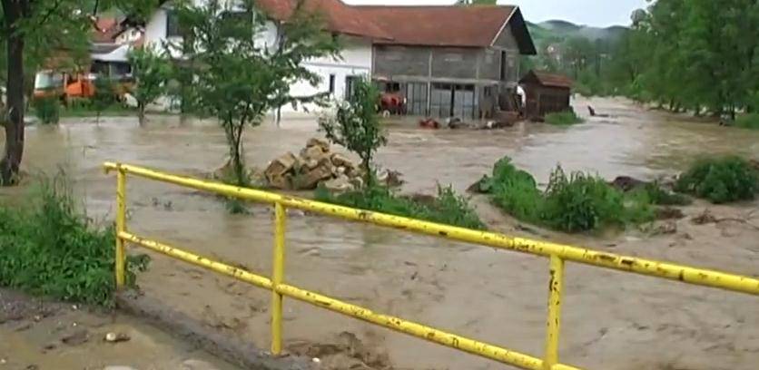 Nevrijeme u Gračanici: Za samo 15 minuta poplavljena dva naselja (VIDEO)