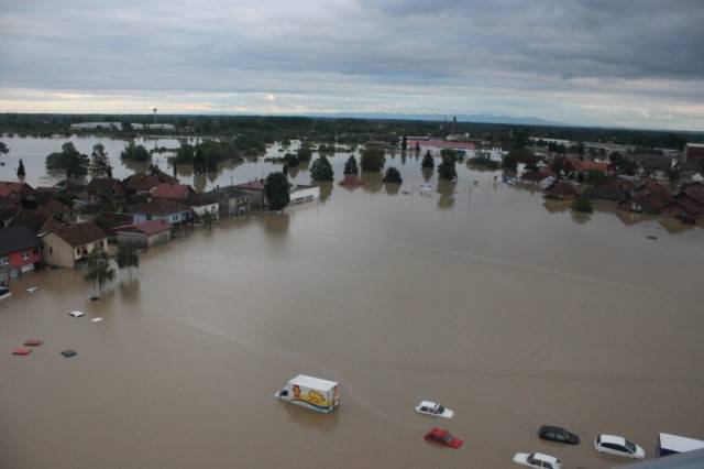 Poplave: Naređena potpuna evakuacija Obrenovca, borba sa Savom kod Brčkog i Orašja