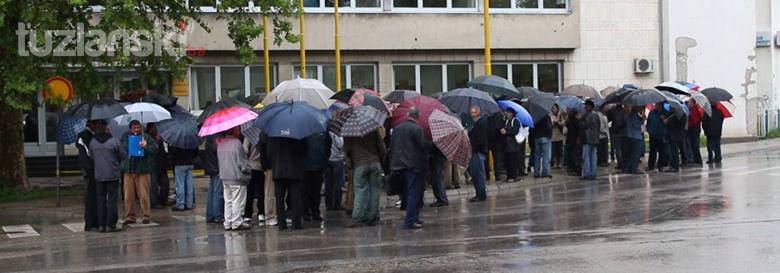 Protesti u Tuzli: Radnici propalih firmi osuđuju hapšenja demonstranata!