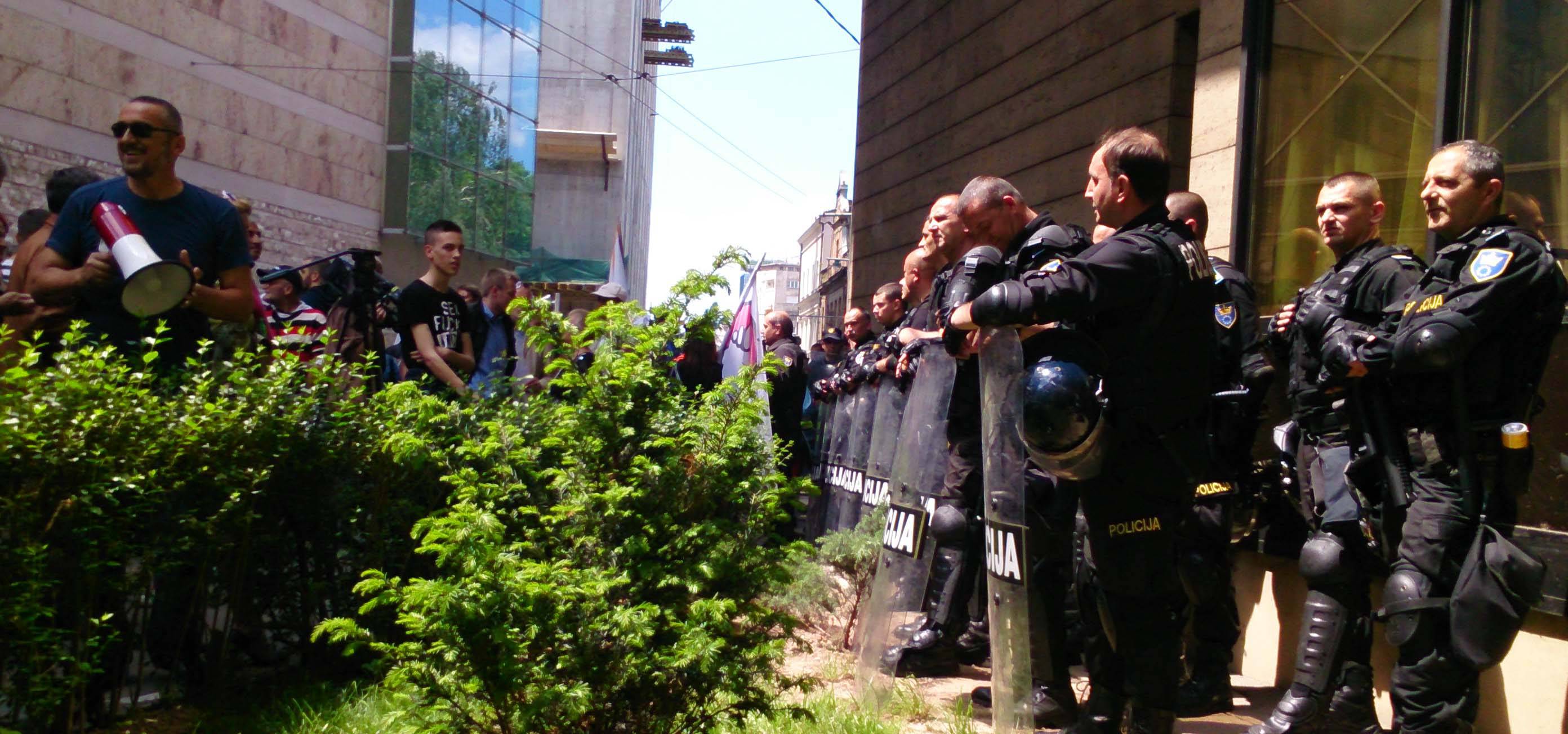 Zgradu Parlamenta FBiH čuvaju specijalci: Demonstranti imaju deset zahtjeva