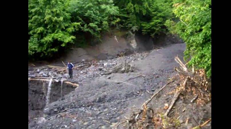 Potpuno izolovani: Veliki krater progutao put u selu Kolići kod Zenice (VIDEO)