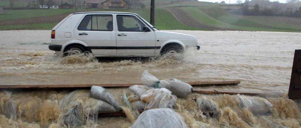 Sava ruši nasipe, Brčko se sprema za evakuaciju (VIDEO)