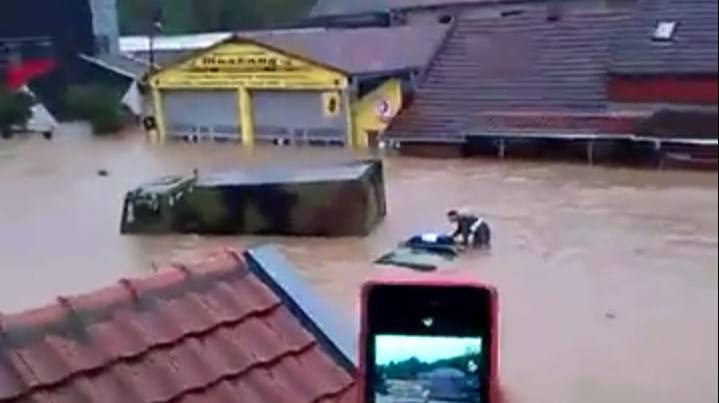 Srbija: Dramatični snimak vojnika koje nosi bujica (VIDEO)