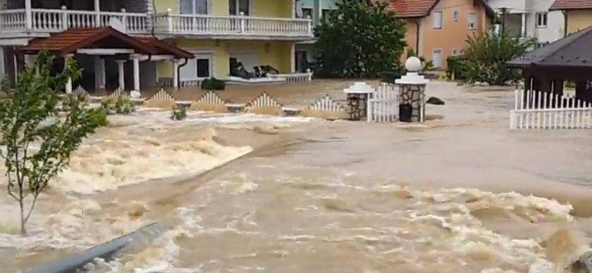 Pogledajte dramatičnu evakuaciju porodice u Živinicama (VIDEO)