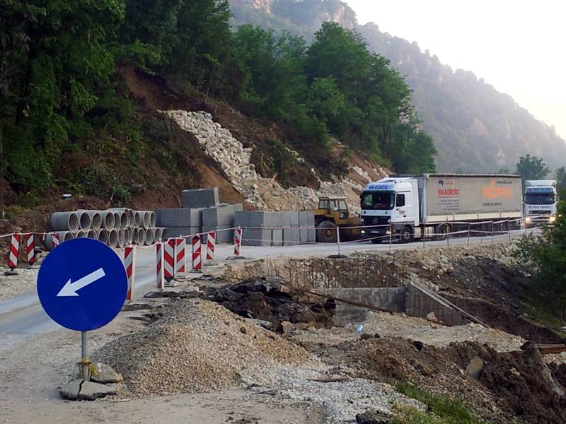 Puštena cesta u Kosovi kod Maglaja, saobraćaj se odvija jednom trakom