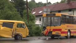 Dvije osobe povrijeđene u sudaru autobusa i kombija u Slavinovićima (VIDEO)