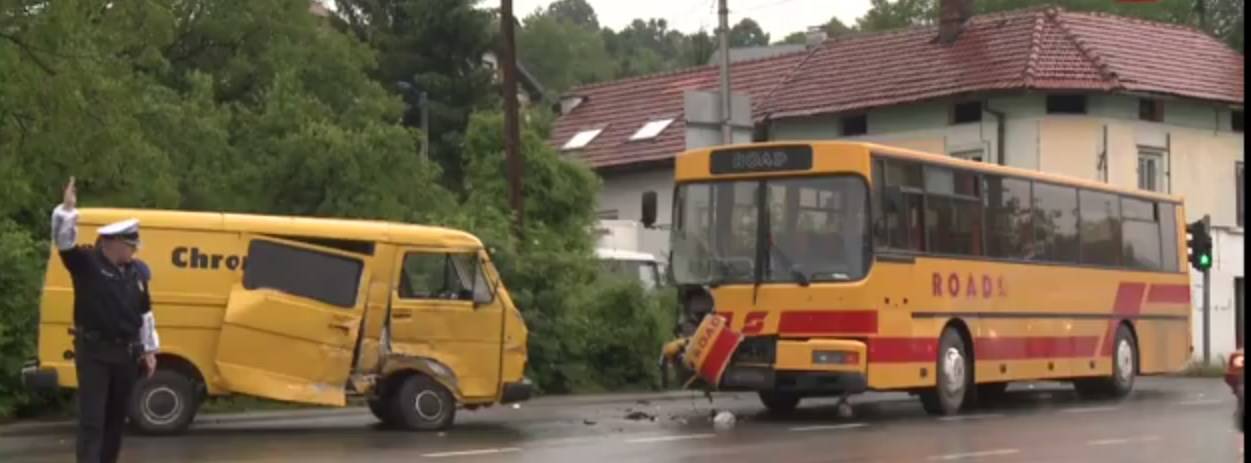 Dvije osobe povrijeđene u sudaru autobusa i kombija u Slavinovićima (VIDEO)