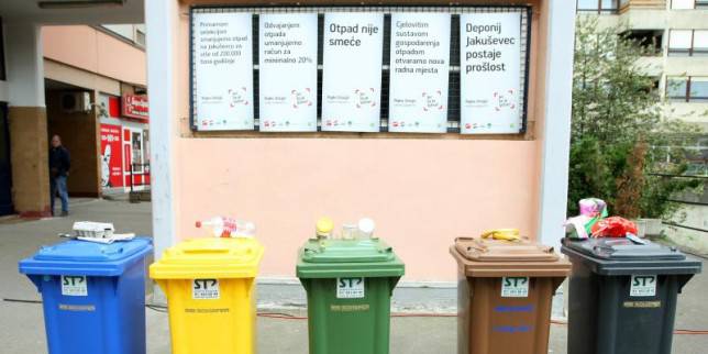 U obdaništima postavljene kante za odvajanje papira i plastike