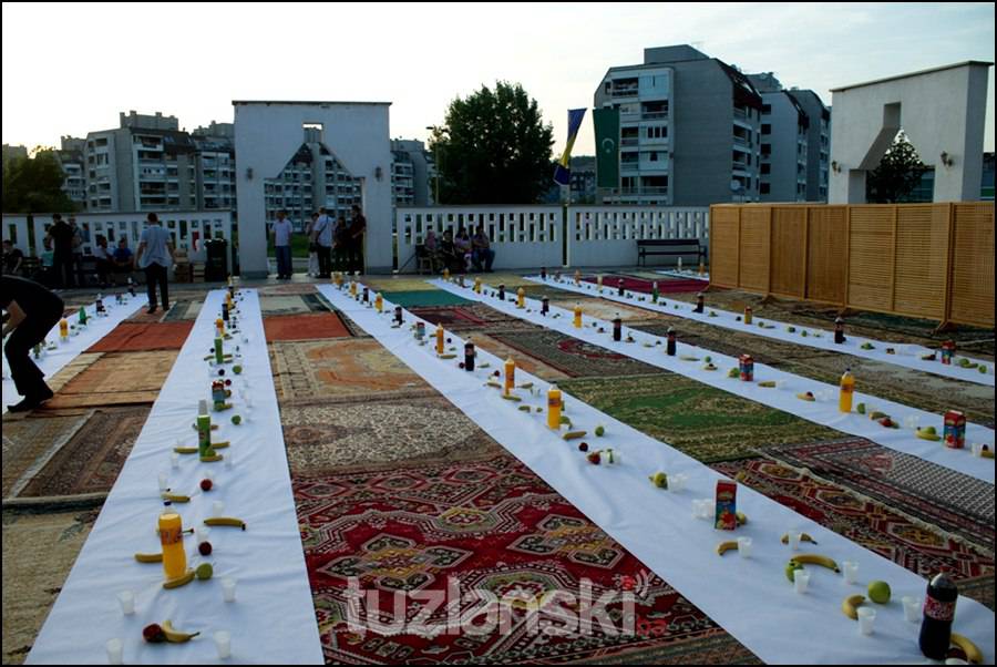 Iftar na otvorenom ispred džamije „Kralj Abdullah“ u Tuzli 